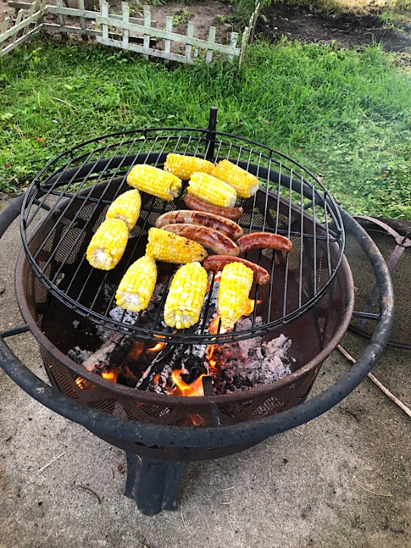 Barbecue maison… merguez, saucisse blanche et maïs.