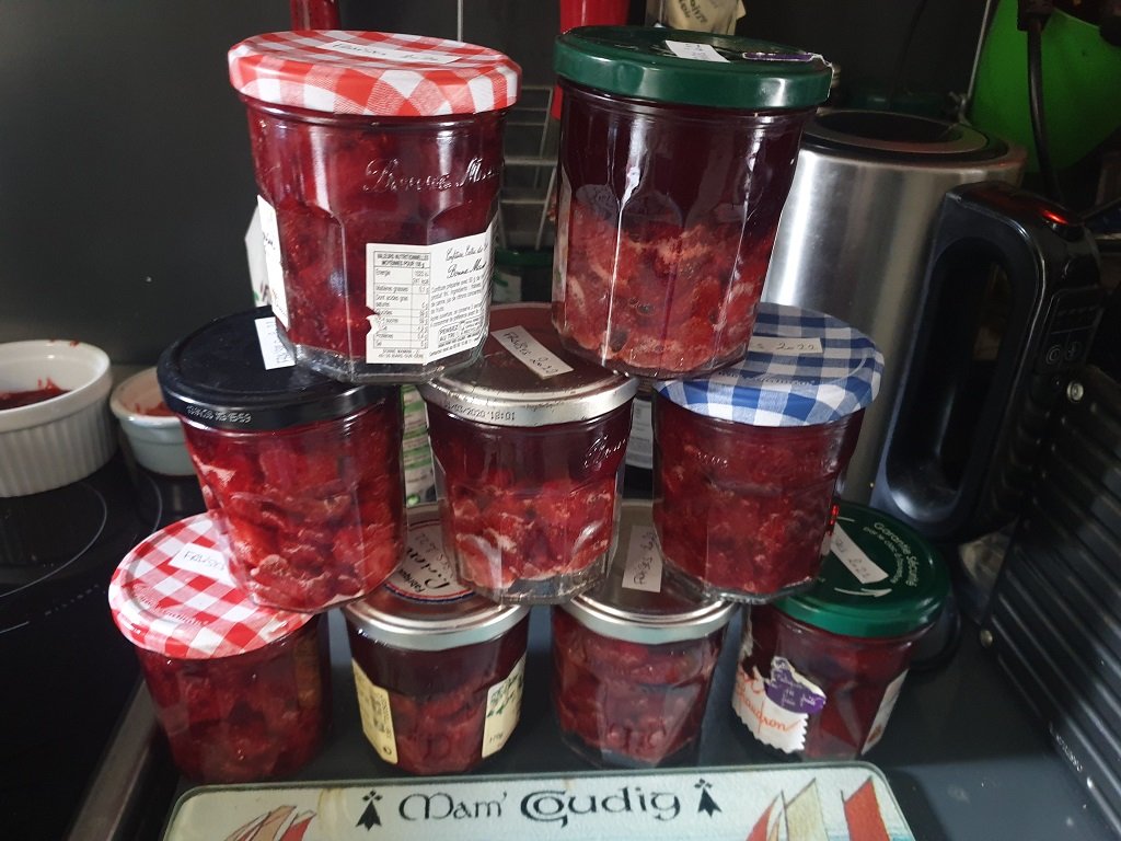 220521 9 pots de confiture.jpg