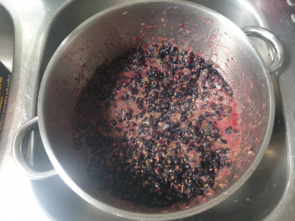 220623 préparation crème de cassis_1.jpg