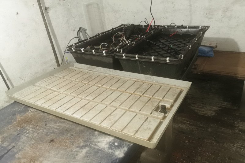 Tables en place