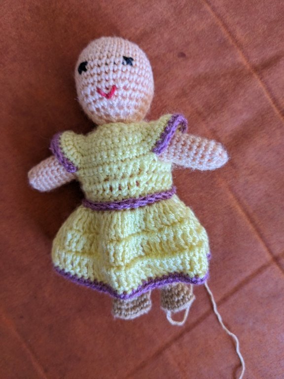 poupee robe jaune.jpg